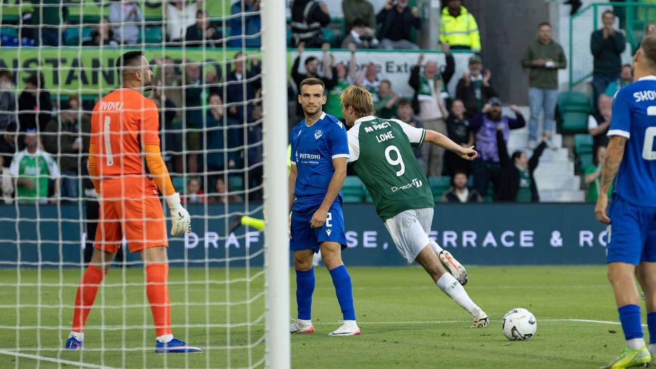 Hibernian- og KF Malisheva-spillere ser bolden nær målet