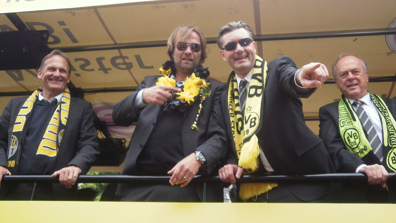 Jürgen Klopp がサッカーの試合後に選手たちと喜ぶ
