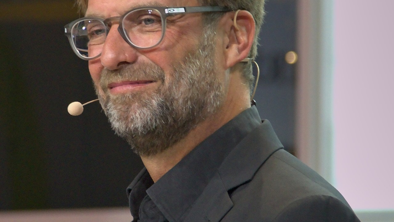 Jürgen Klopp がサッカーピッチのそばに立っている