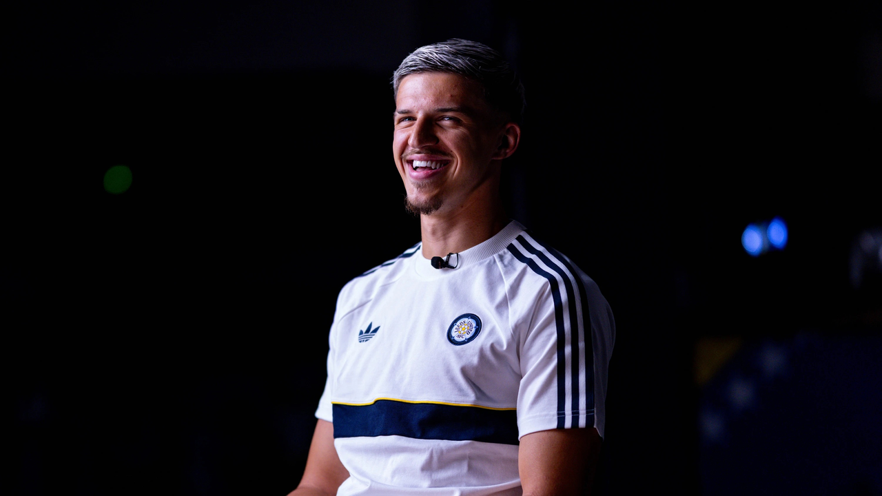 Tarik Muharemovic under sin presentation för Leeds