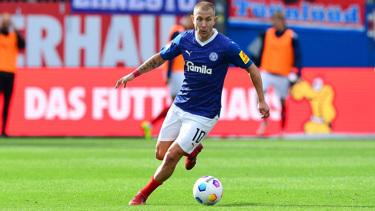 Lewis Holtby fører ballen for Holstein Kiel