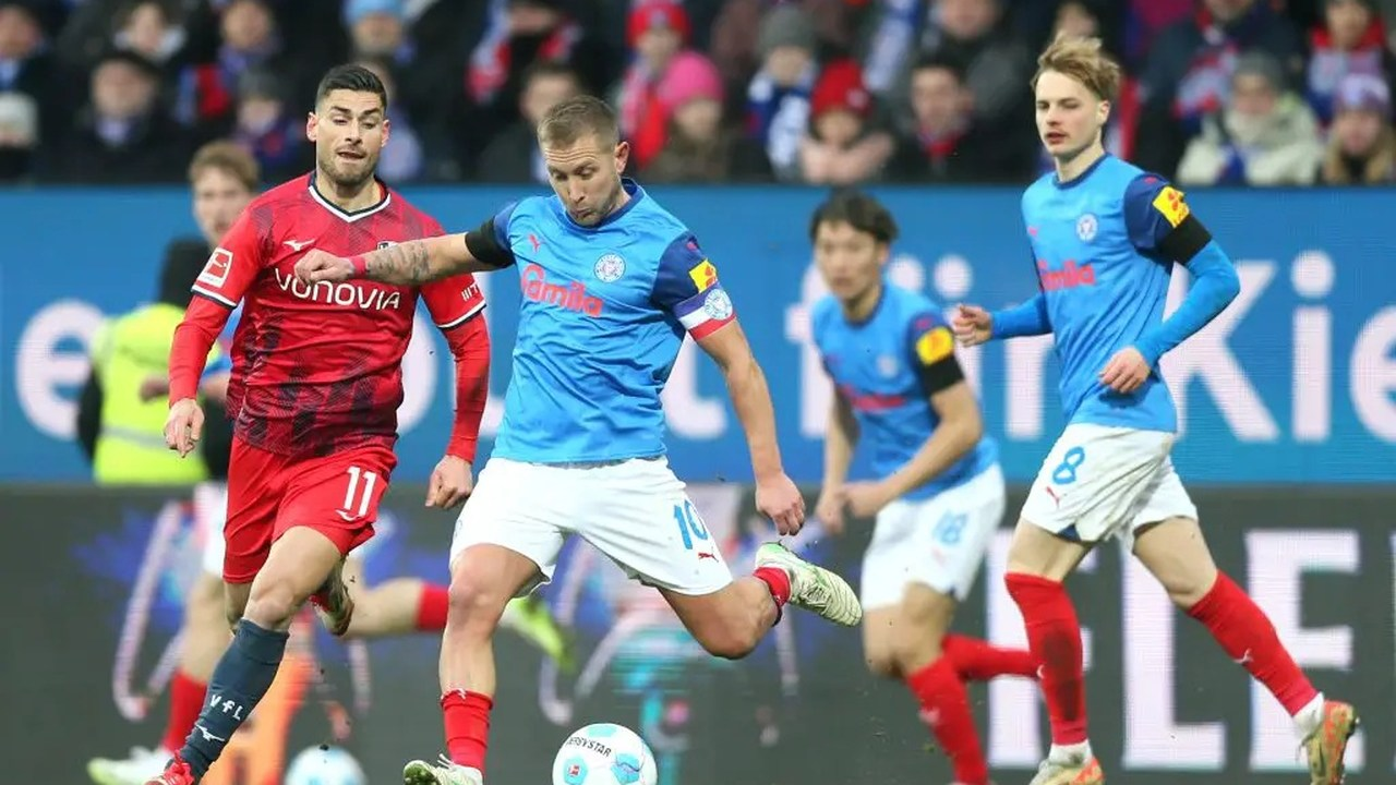 Lewis Holtby kjemper om ballen i en Holstein Kiel-kamp