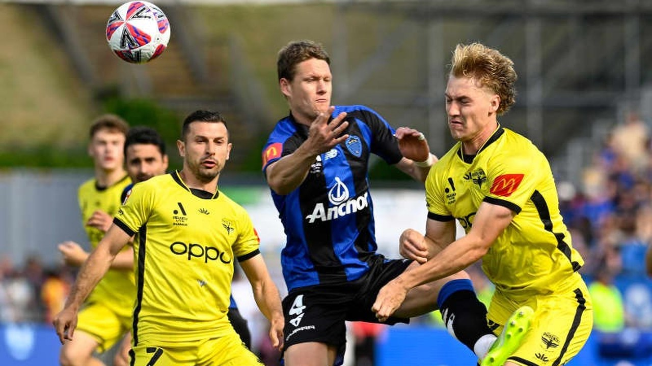 Louis Verstraete disputa el balón en un partido de Auckland FC