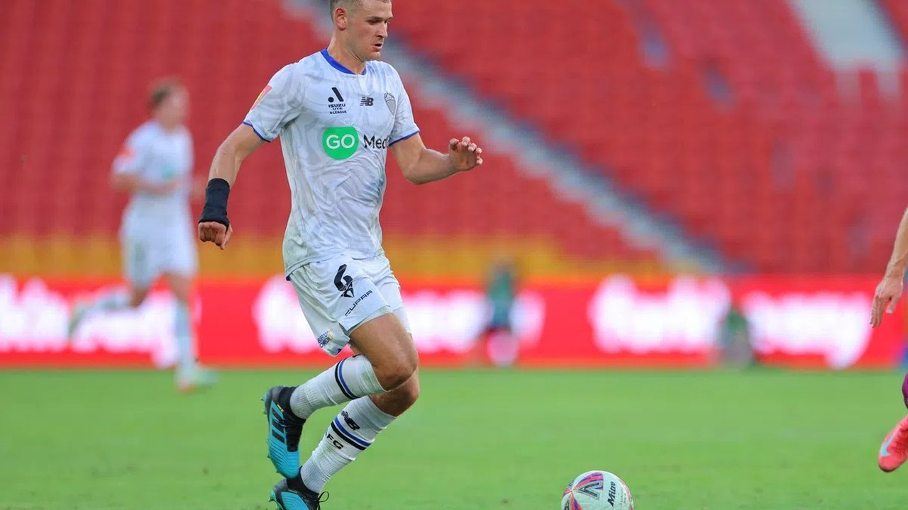 Louis Verstraete corre con el balón para Auckland FC