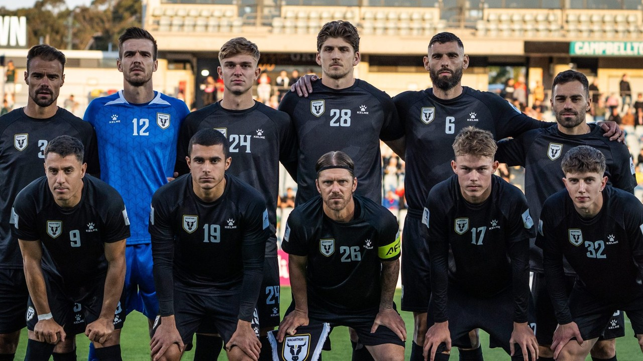 Macarthur Bulls-Spieler im Einsatz während eines Fußballspiels