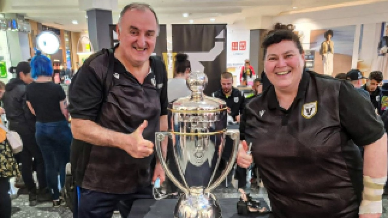 Macarthur Bulls-Spieler feiern mit den Fans