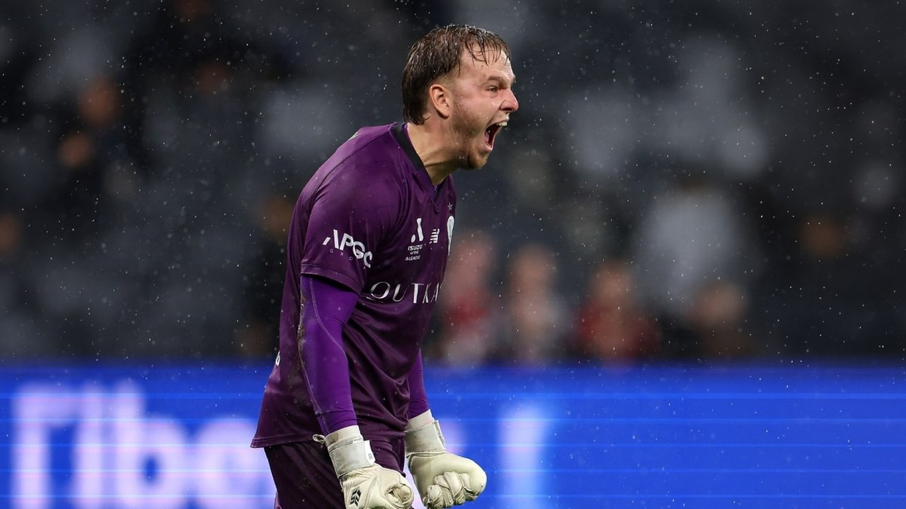 Macklin Freke står i mål for Brisbane Roar