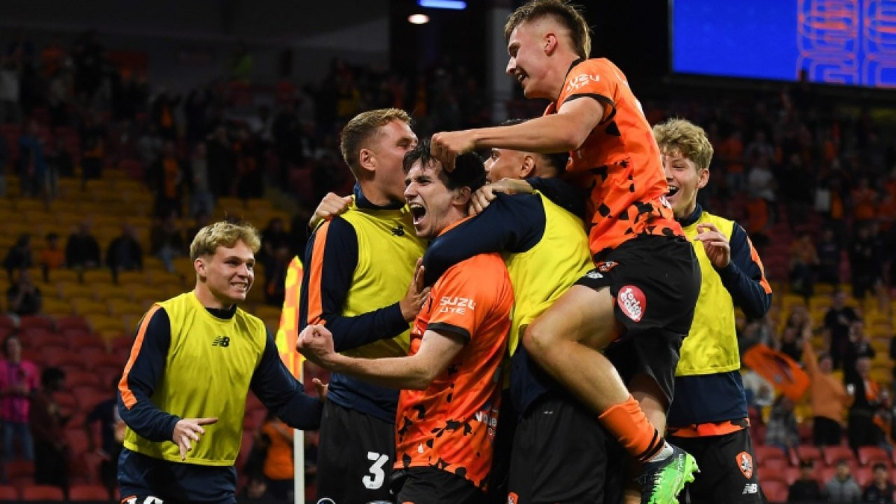 Macklin Freke fejrer med holdkammeraterne fra Brisbane Roar