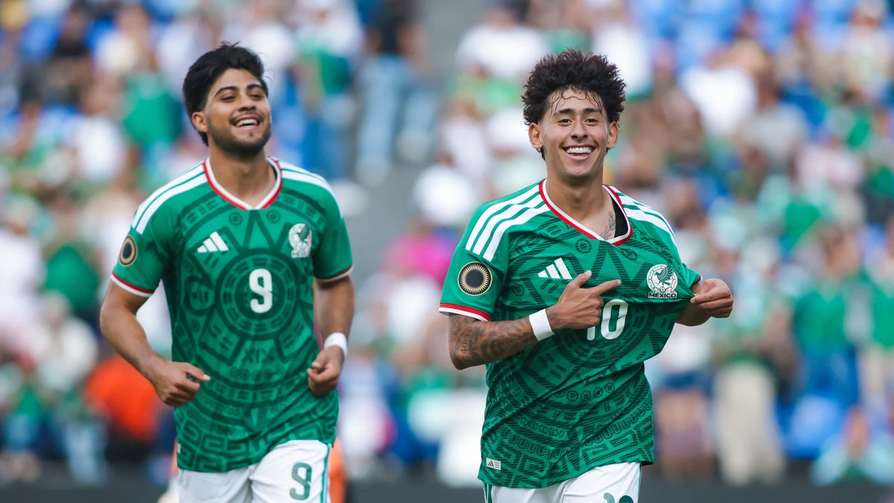Mexicos U20-spillere fejrer sammen under kampen