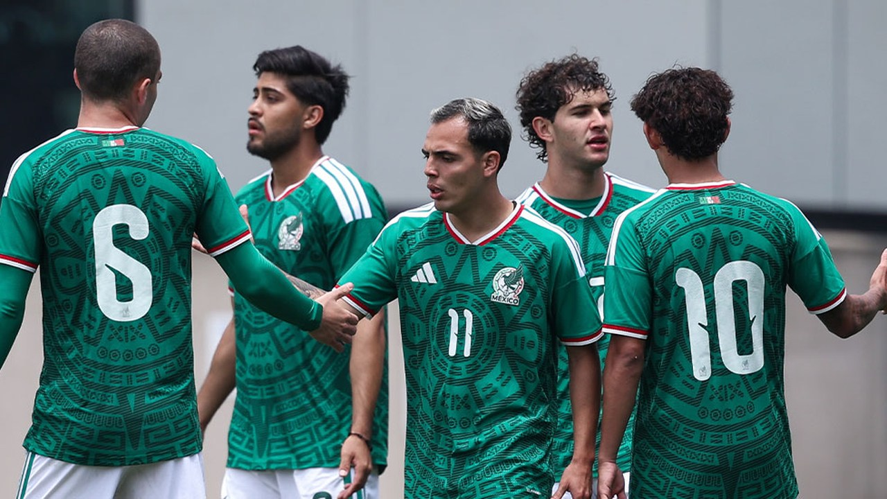 Mexicos U20-spillere samles i grønne trøjer før en kamp