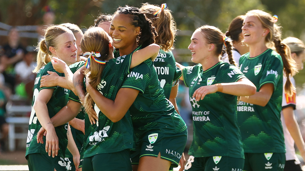 Canberra United-spillere feirer sammen i klubbens grønne drakt