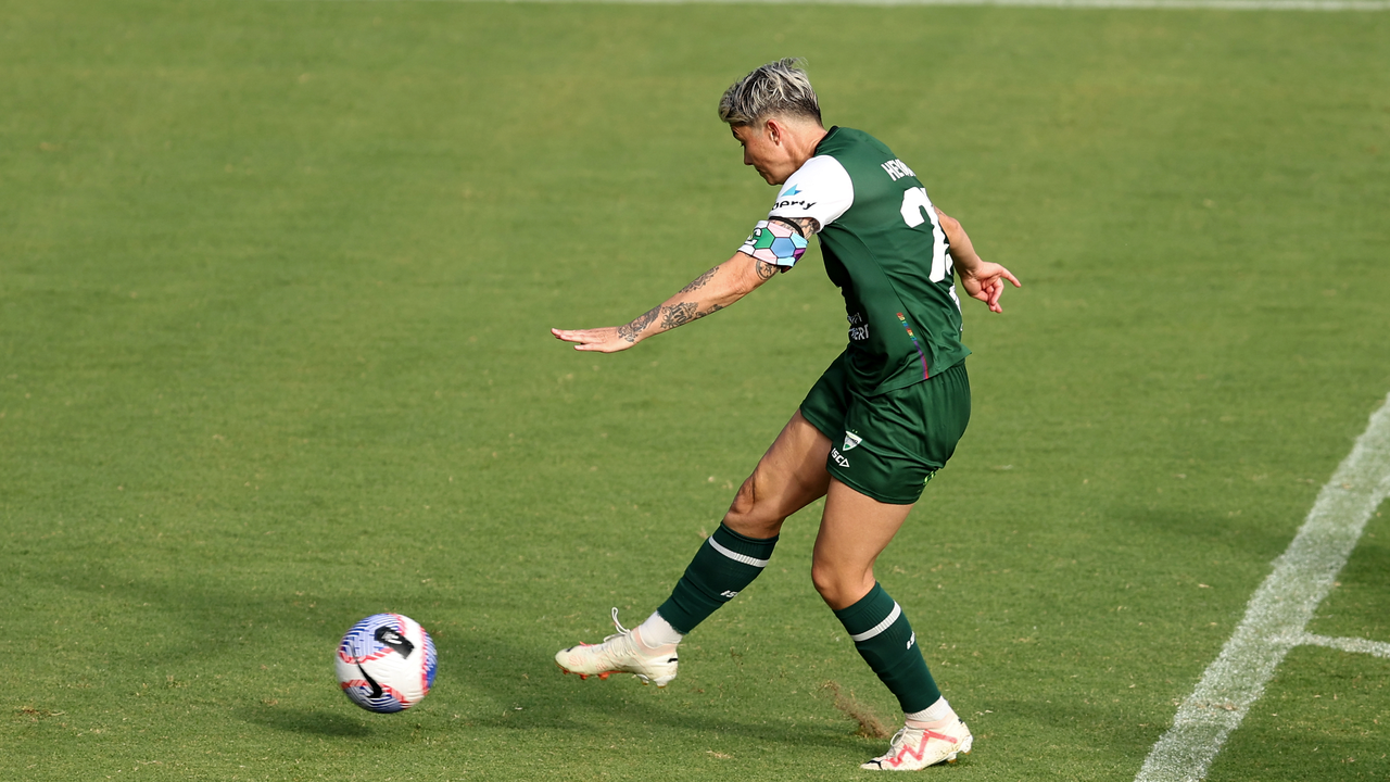 Canberra United-kaptein Michelle Heyman treffer ballen i en A-League Women-kamp