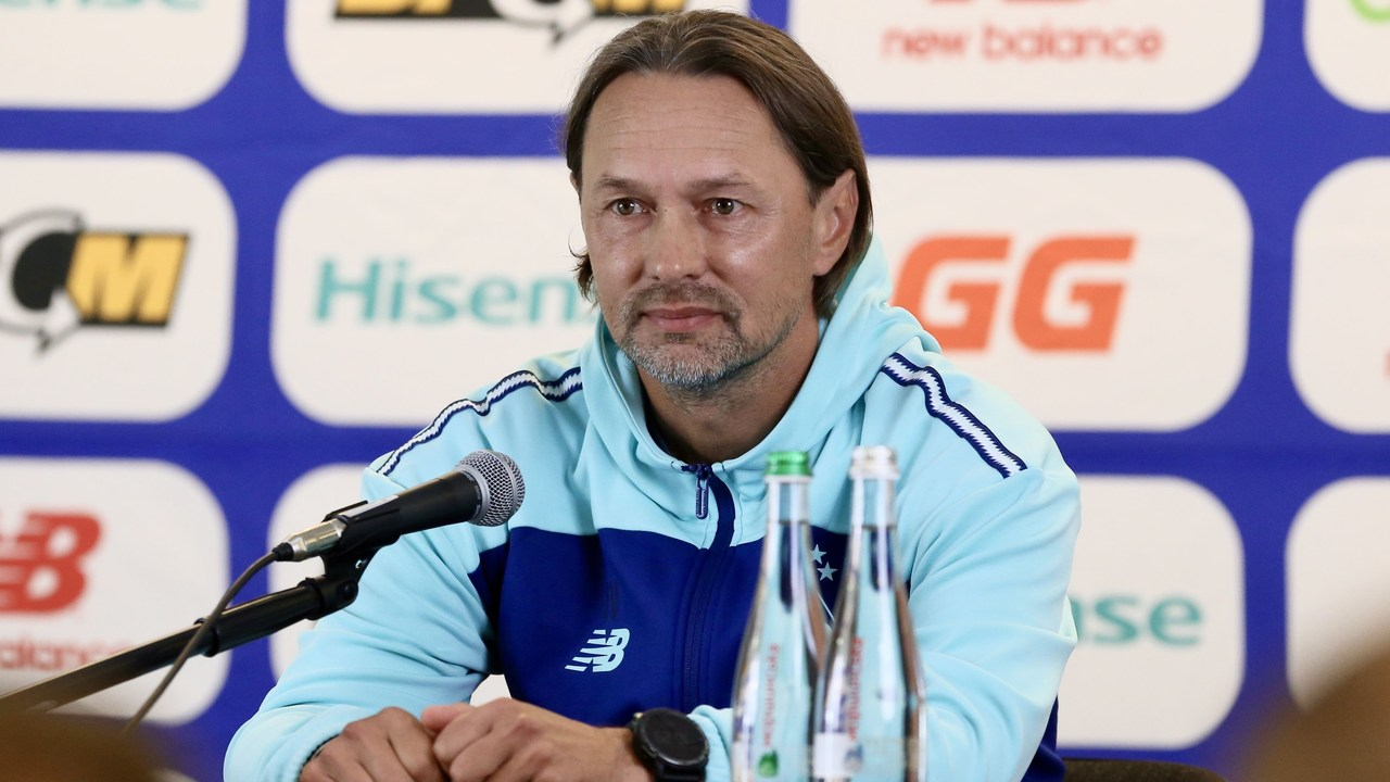 En træner taler efter kampen mellem Dynamo Kyiv og PAOK