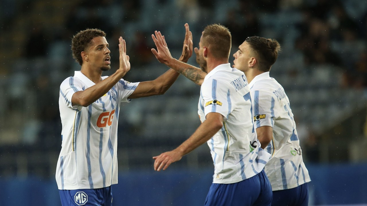 Dynamo Kyiv-spillere fejrer sammen på banen