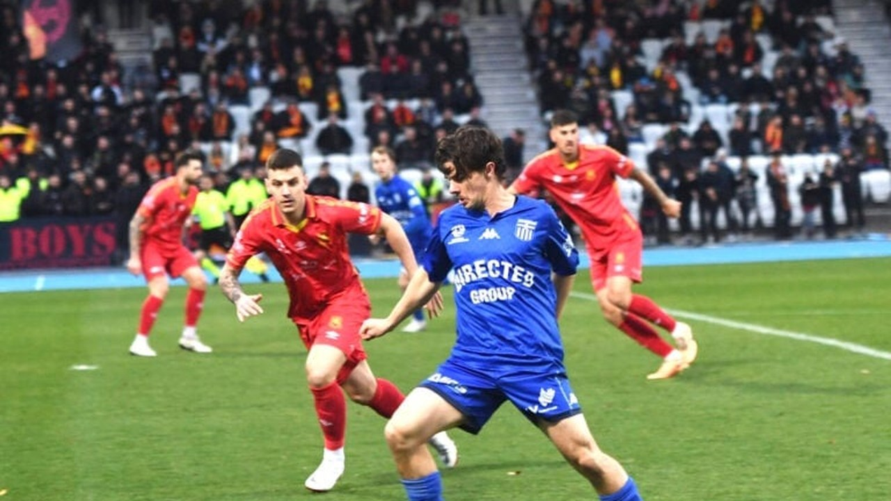 Preston Lions spelare försvarar under en NPL Victoria-match