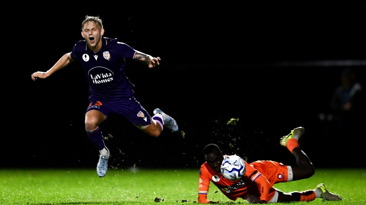En Perth Glory-spelare faller bredvid en Lions FC-motståndare under deras Australia Cup-match