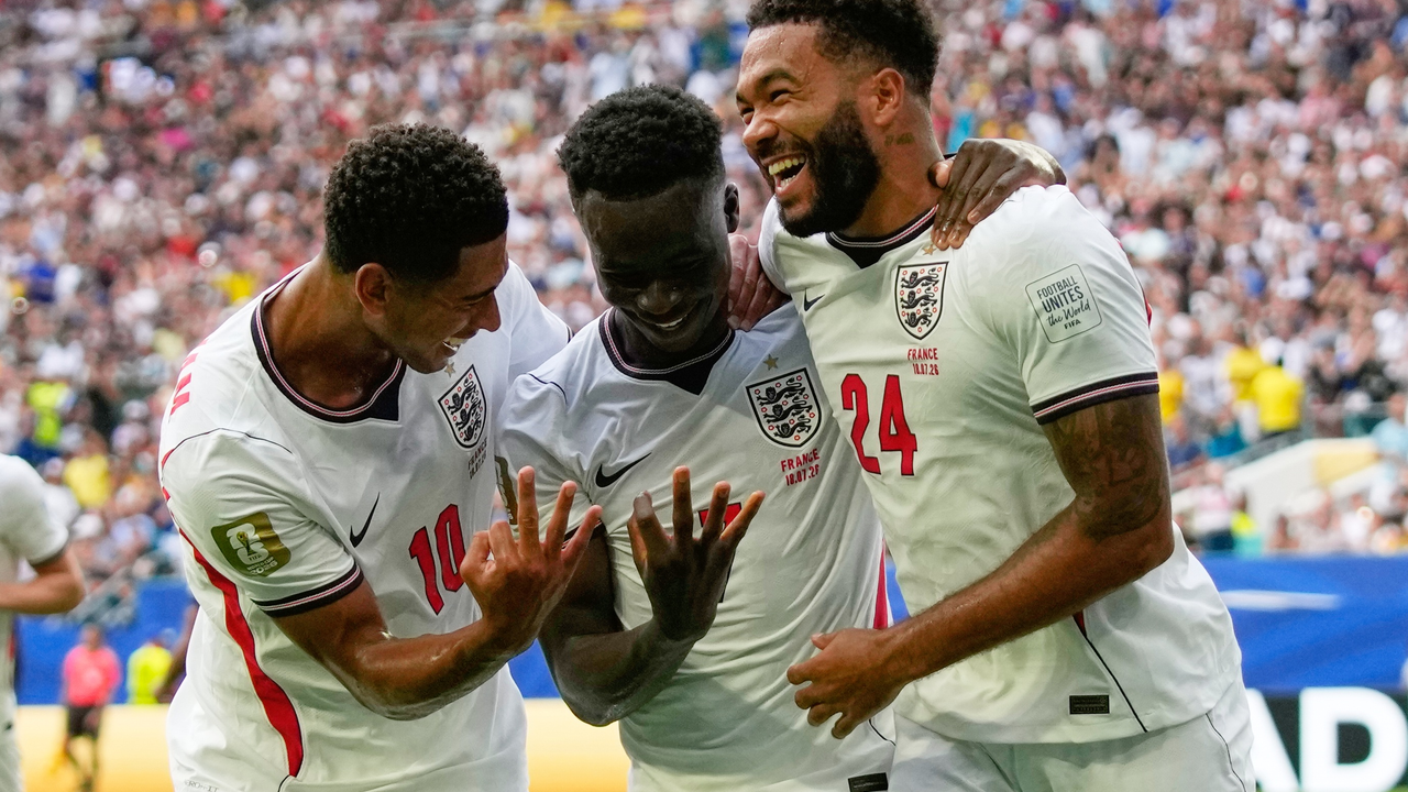 Bukayo Saka fejrer med sine engelske holdkammerater mod Frankrig