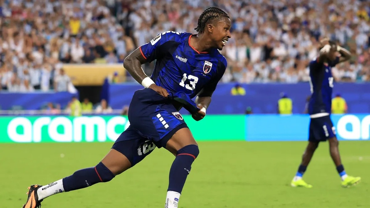 Sidny Cabral läuft im blauen Trikot mit der Nummer 13 von Kap Verde