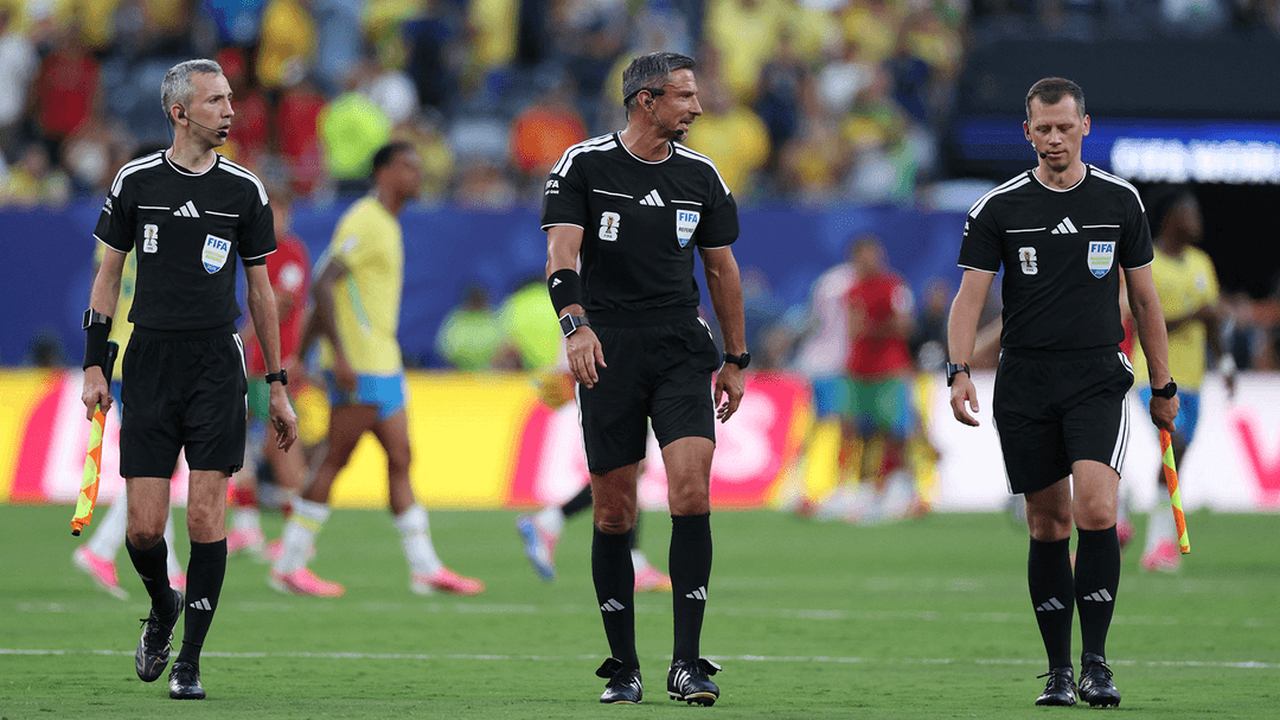 Slavko Vincic fluit de WK-finale tussen Argentinië en Spanje