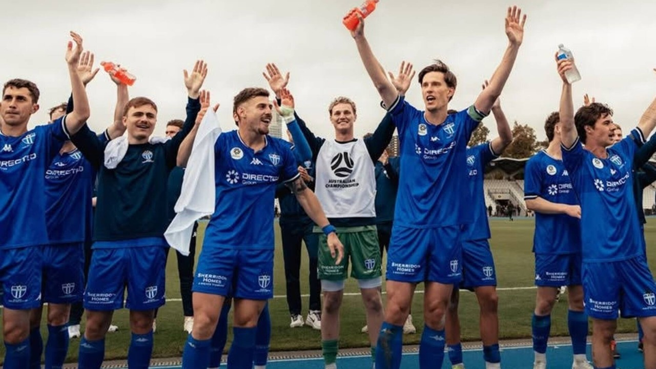 South Melbourne-Spieler in Blau bedanken sich nach einem Spiel bei den Fans