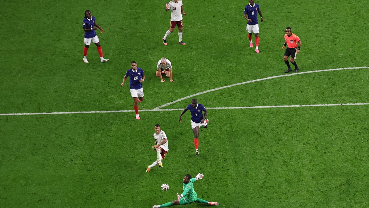 Mikel Oyarzabal schiet de strafschop van Spanje tegen Frankrijk binnen in de halve finale van het WK