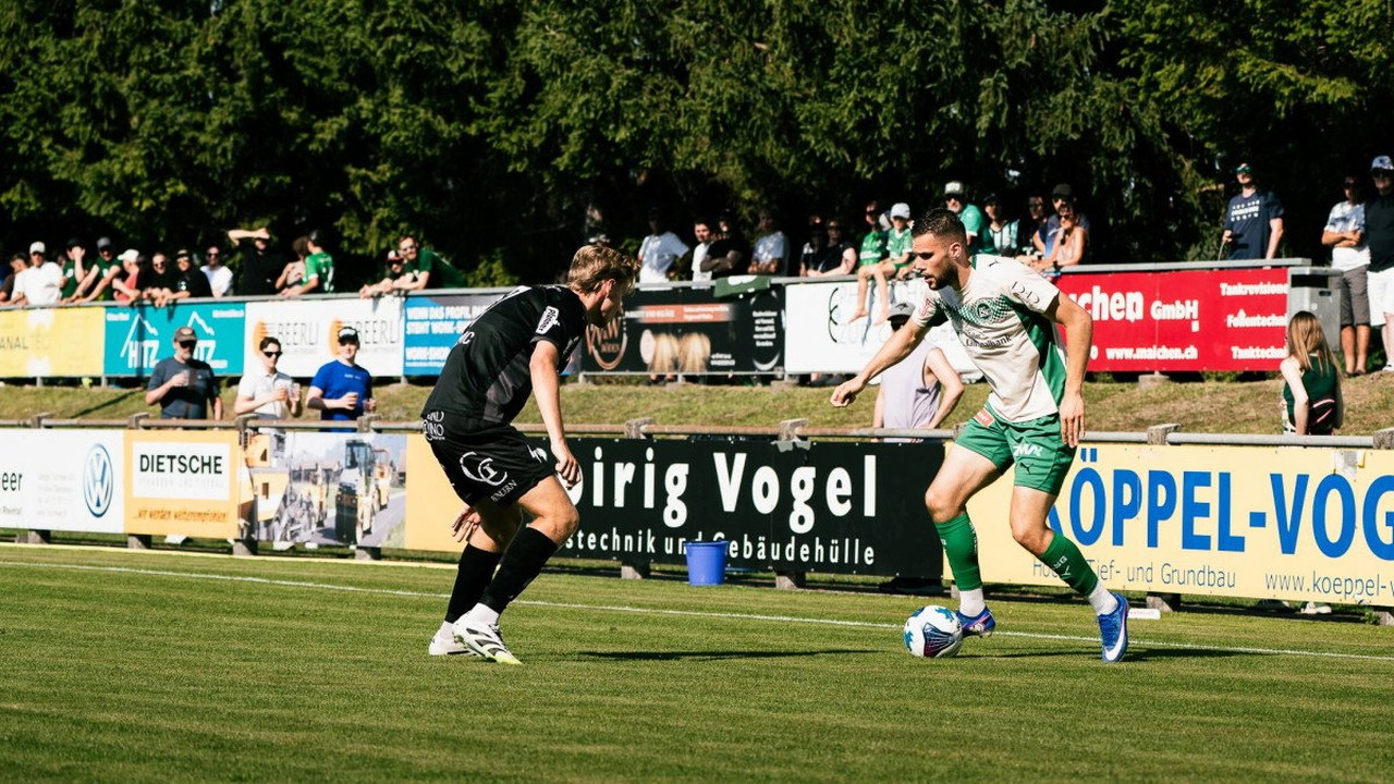 St Gallens spelare tävlar under en fotbollsmatch