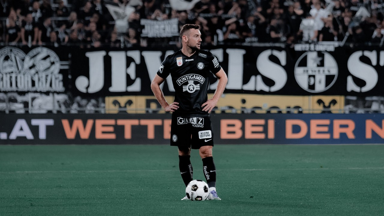El capitán del Sturm Graz, Jon Gorenc Stankovic, controla el balón