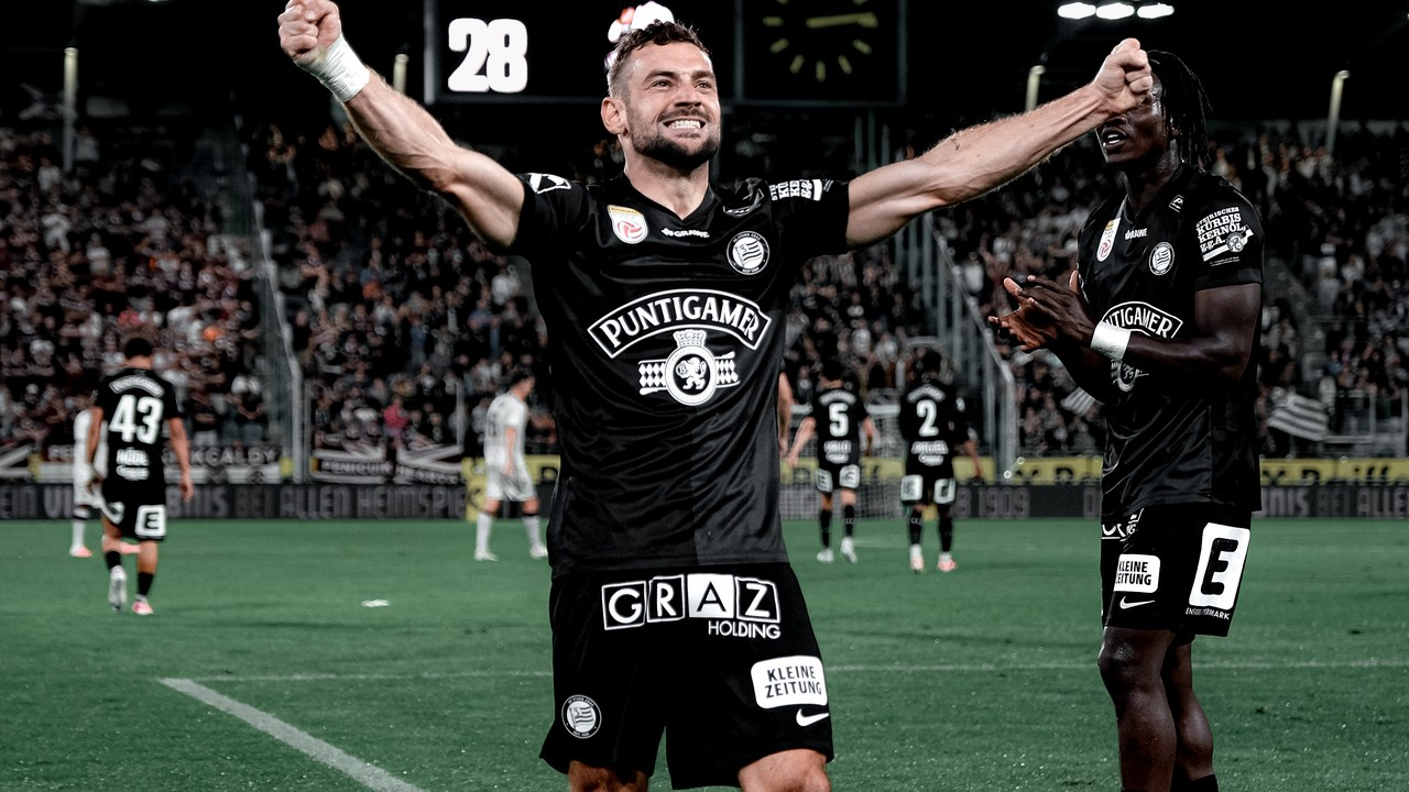 Jugadores del Sturm Graz celebran ante sus aficionados