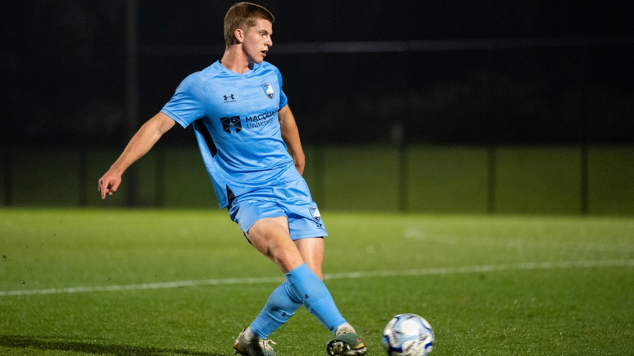 Ethan Dyer kæmper om bolden i Sydney FC-farver