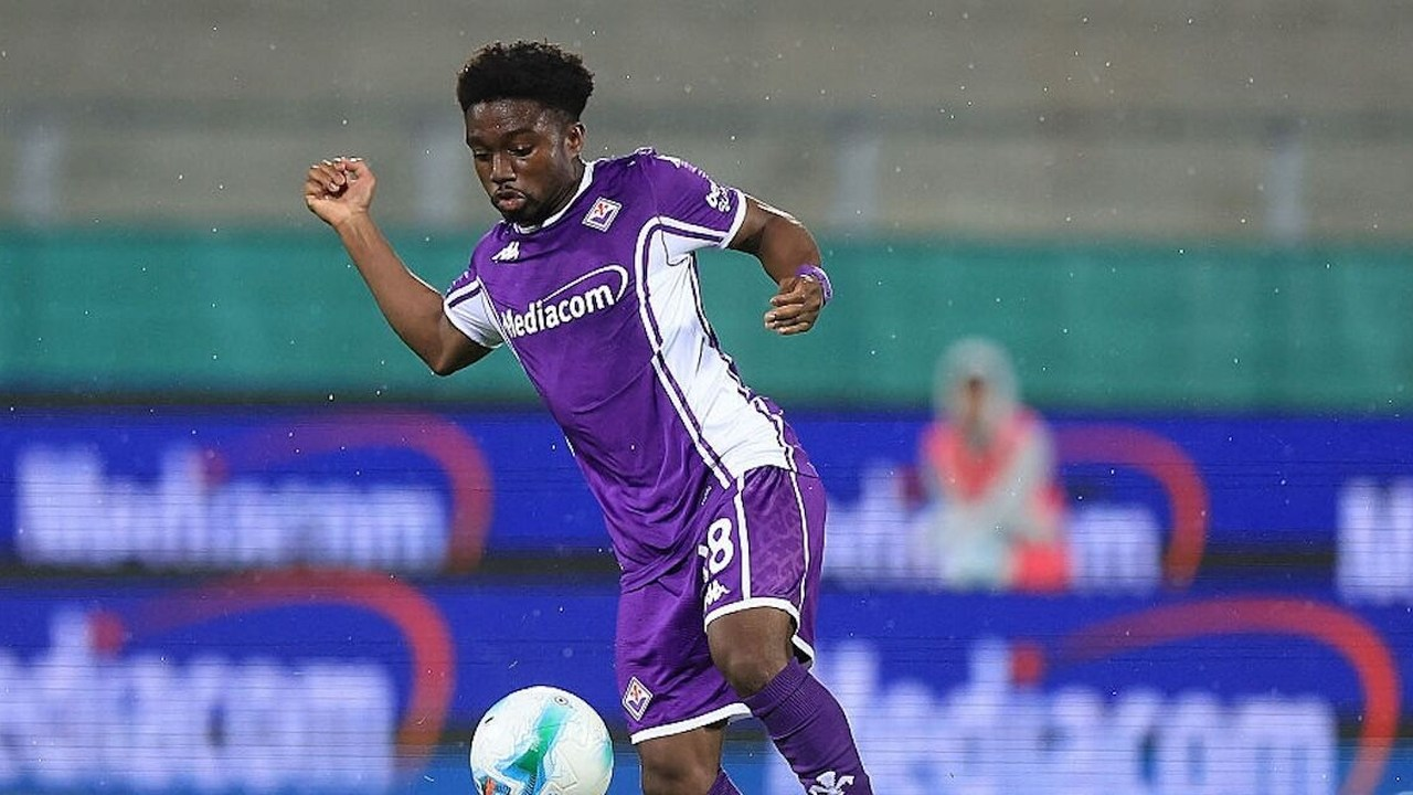 Tariq Lamptey kontrollerer bolden i en Fiorentina-kamp