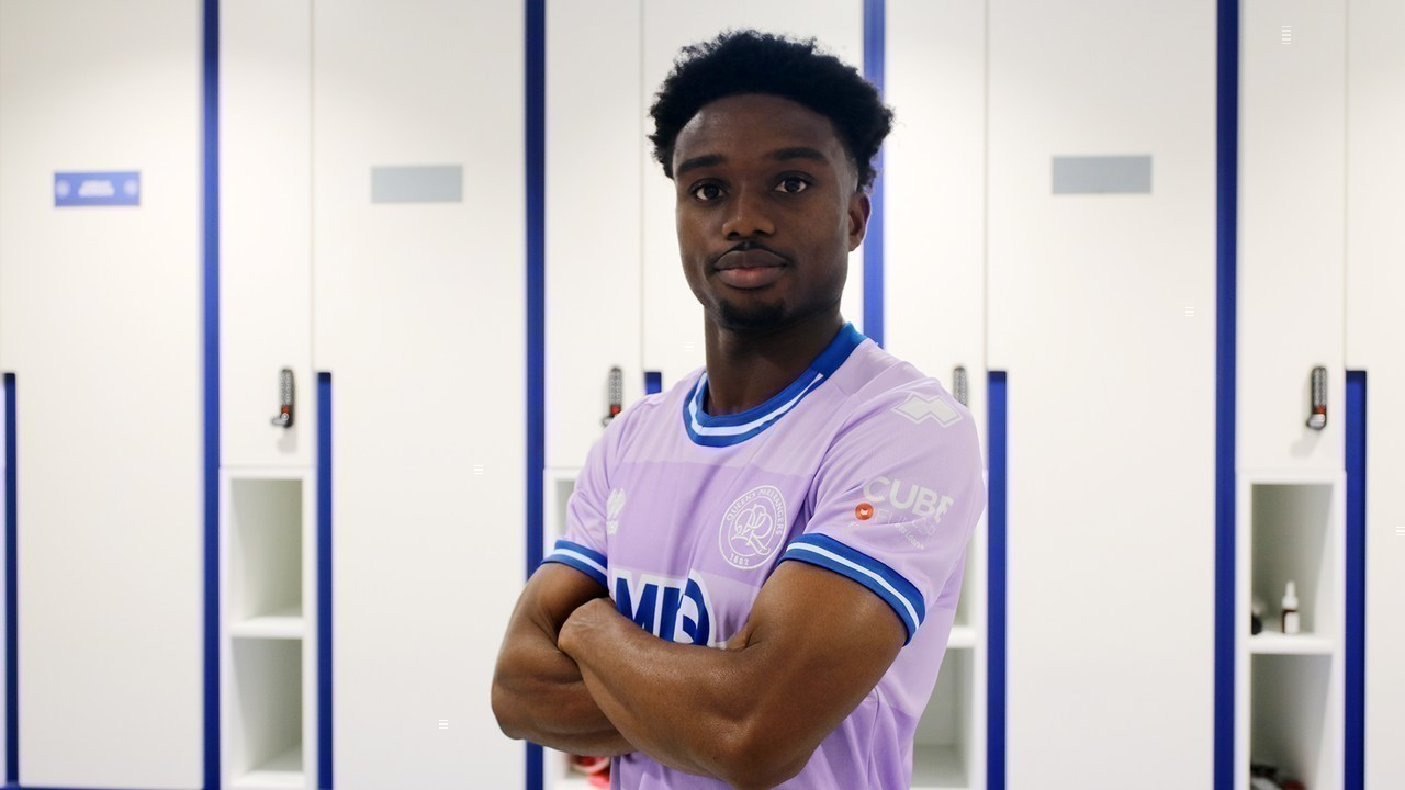 Tariq Lamptey bærer QPR's målmandsfarvede skiftetrøje