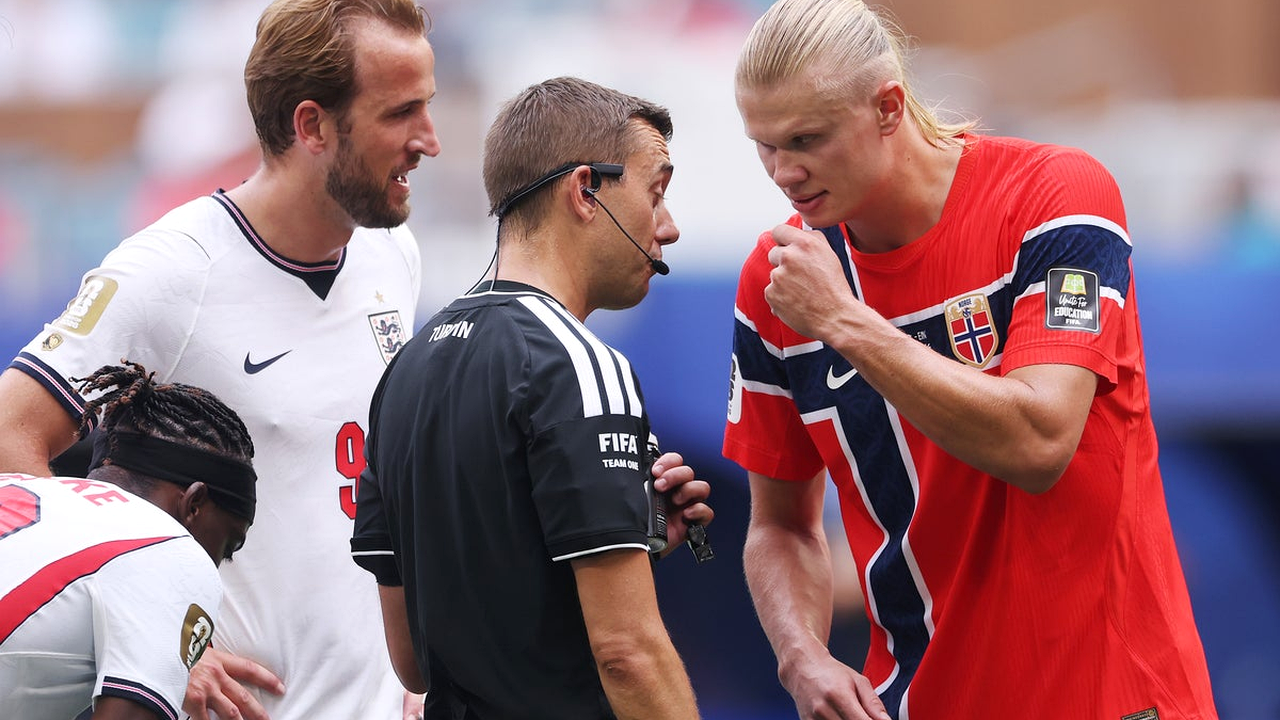 Joueurs anglais et norvégiens près d’un officiel de match pendant le quart de finale
