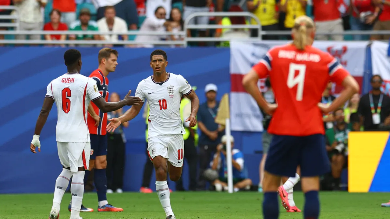 Jude Bellingham et les joueurs anglais pendant le quart de finale de la Coupe du monde contre la Norvège