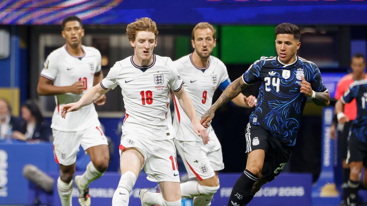 England-spillere samles under VM-kampen mot Argentina