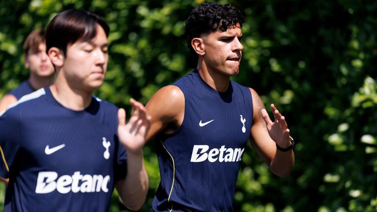 Tottenham-Spieler laufen während einer Trainingseinheit der Vorbereitung