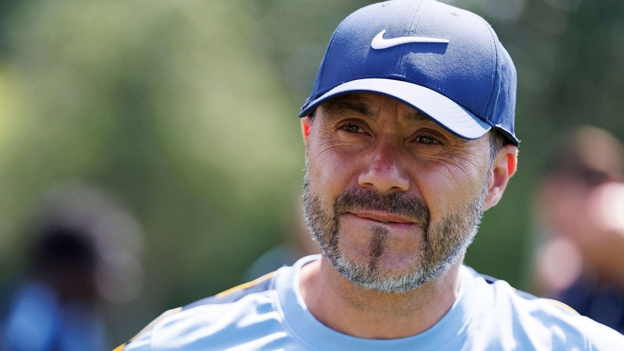 Roberto De Zerbi beobachtet Tottenham-Spieler beim Training
