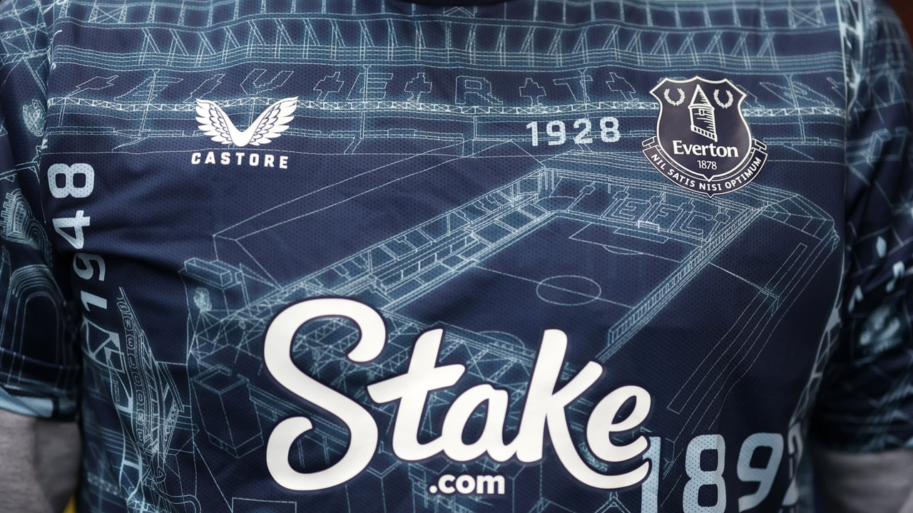 En Everton-fodboldtrøje, der viser Stake-sponsoren i 2025-26-sæsonen