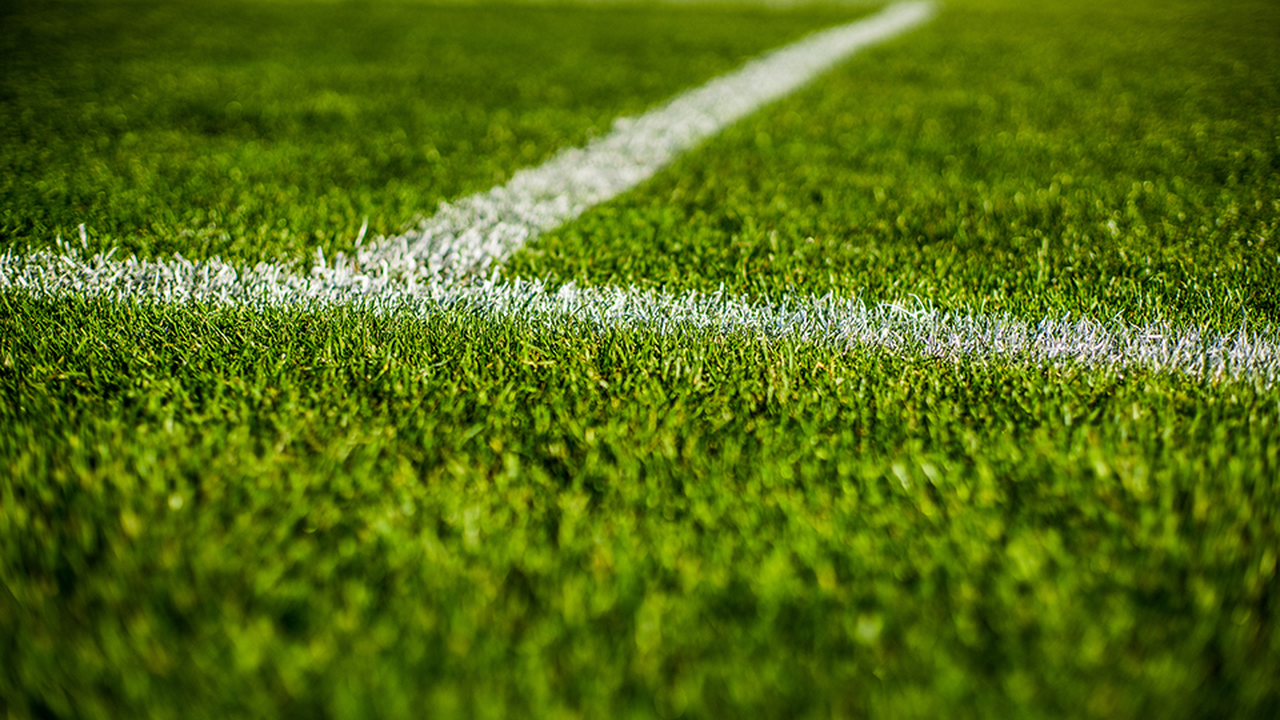 En tom fodboldbane, der illustrerer sporten, der er omfattet af den britiske sponsorathøring