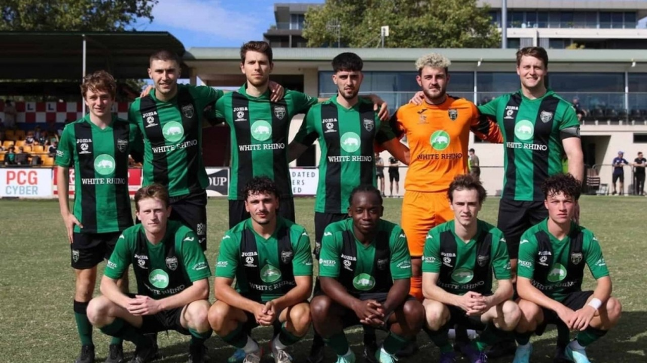 Tigers FC-fotbollsspelare poserar tillsammans före en match