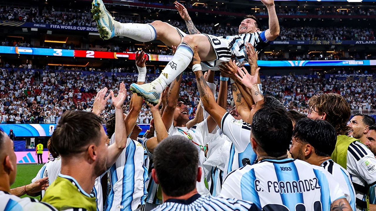 Игроки сборной Аргентины празднуют с Lionel Messi на текущем турнире