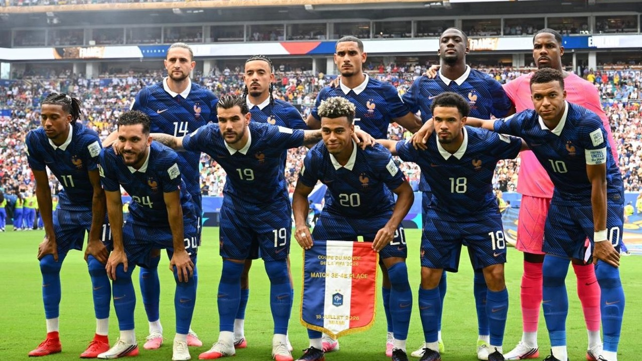 Frankreichs Spieler posieren vor einem WM-Spiel 2026 gemeinsam