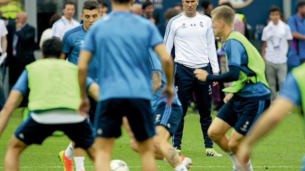 Zinedine Zidane beobachtet Real-Madrid-Spieler beim Training