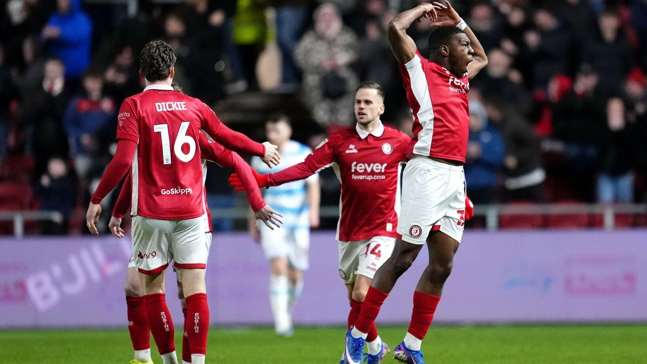 サッカーの試合中に一緒に反応するBristol Cityの選手たち