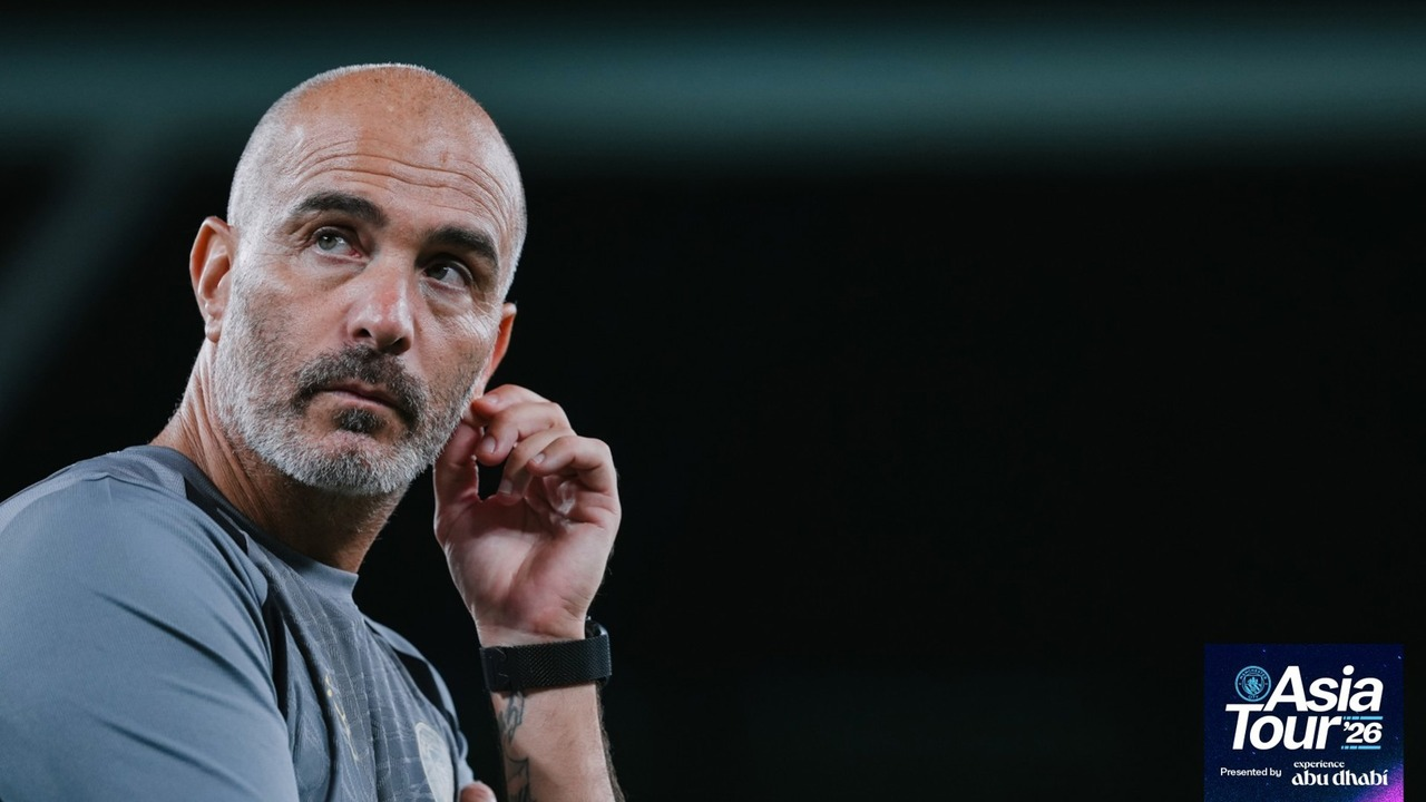 L'entraîneur principal de Manchester City, Enzo Maresca, observe depuis la ligne de touche