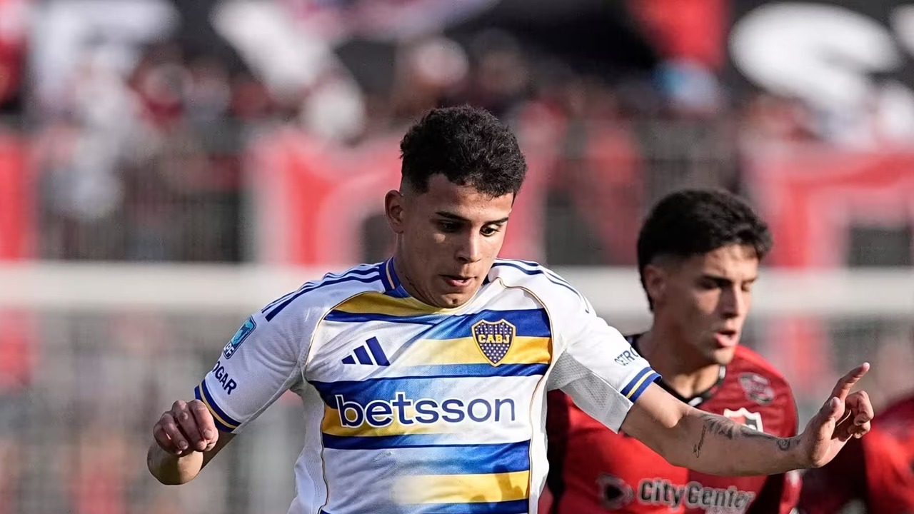 Spelers van Boca Juniors en Newell's strijden om de bal