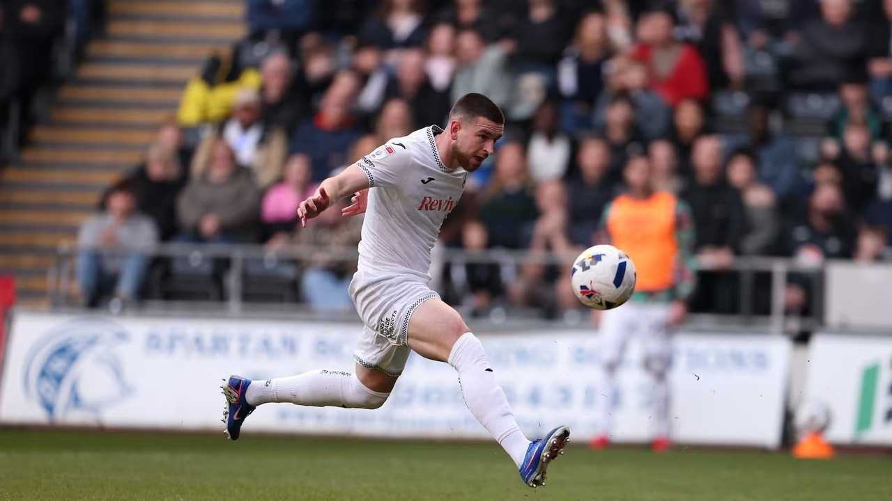 Игроки Coventry City борются за мяч