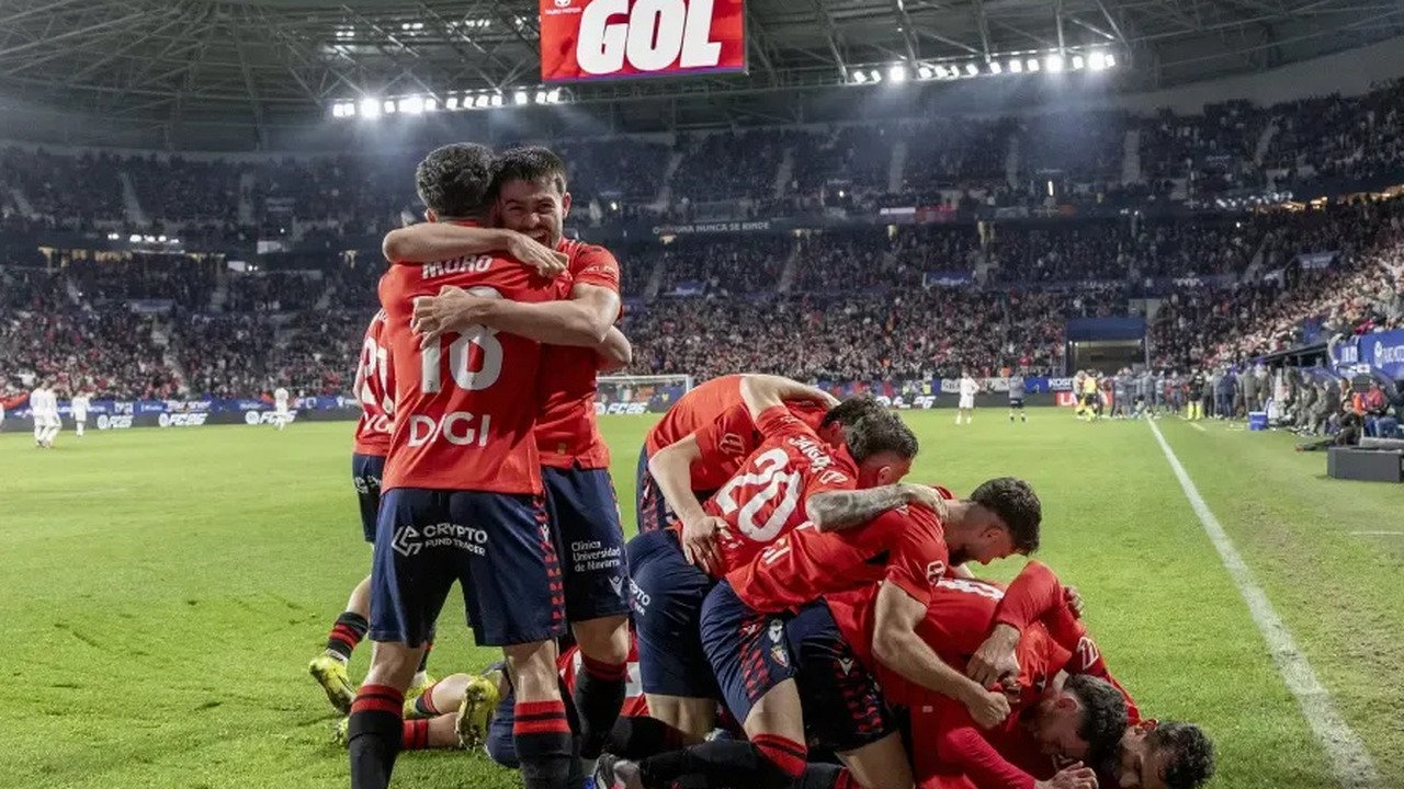 Les joueurs d'Osasuna célèbrent ensemble près du poteau de corner