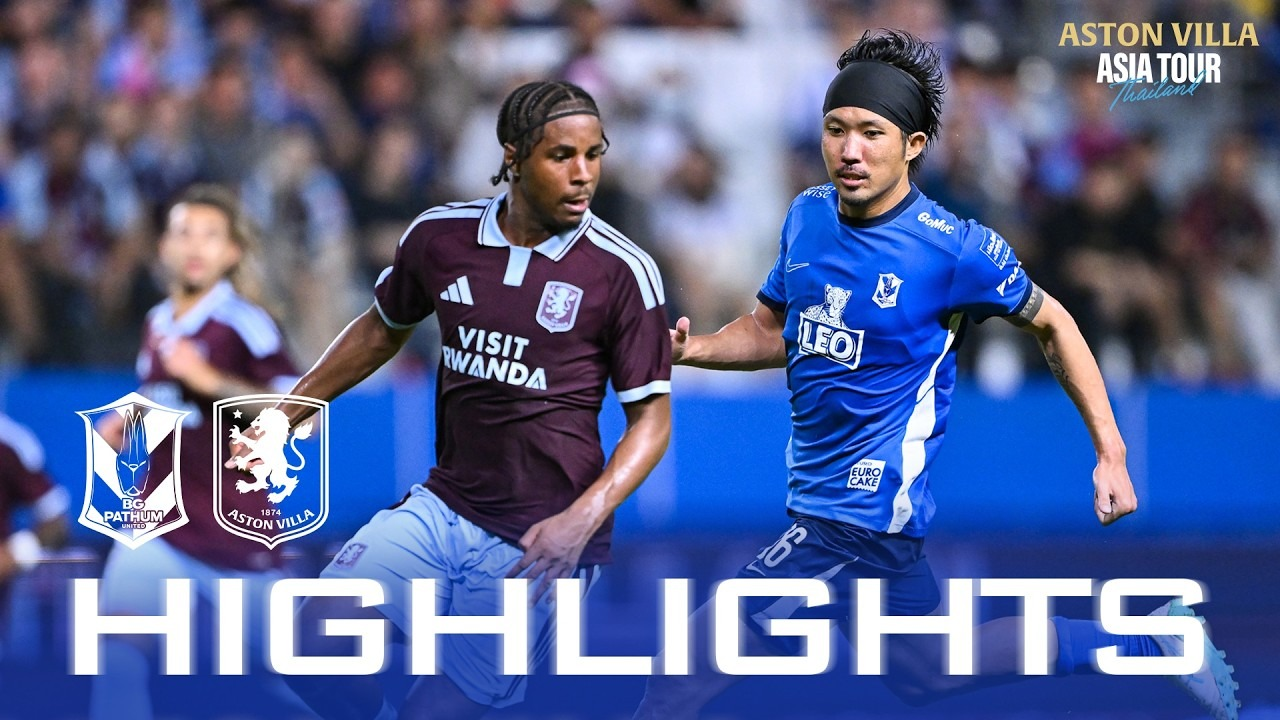 Een speler van Aston Villa rent naast een speler van BG Pathum United