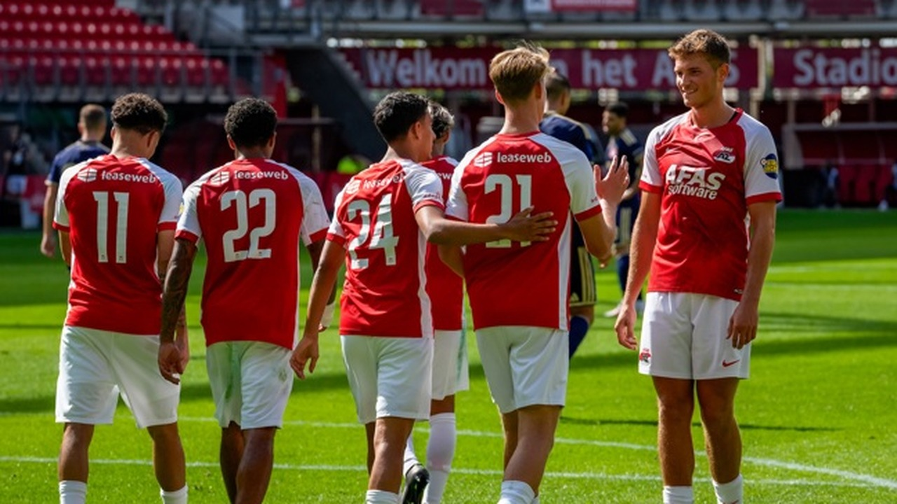 Игроки PSV стоят вместе на поле