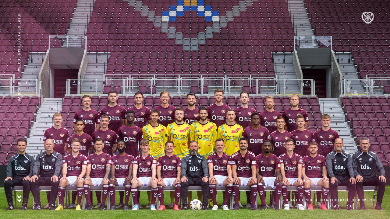 Heart of Midlothian-spillere og stab poserer til et holdbillede
